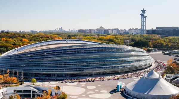 跑者跑过国家速滑馆前。 北京马拉松赛事组委会供图
