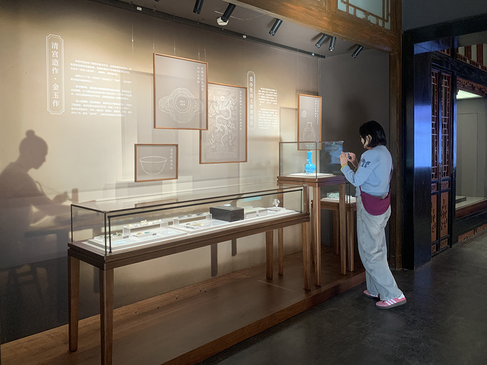 观众正在参观展览。人民网记者 韦衍行摄