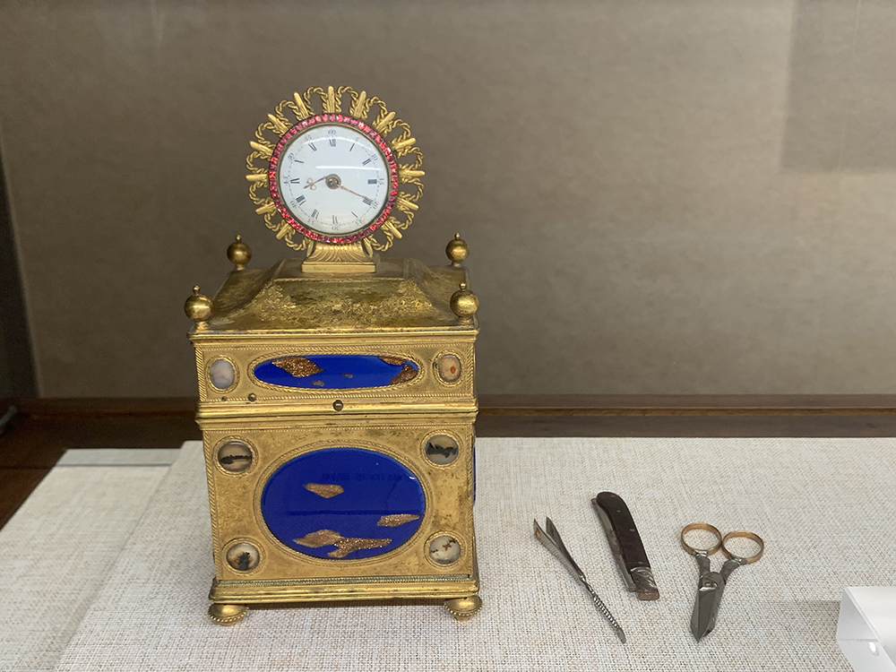 铜镀金纽镶蓝金星料规矩箱表。人民网记者 韦衍行摄