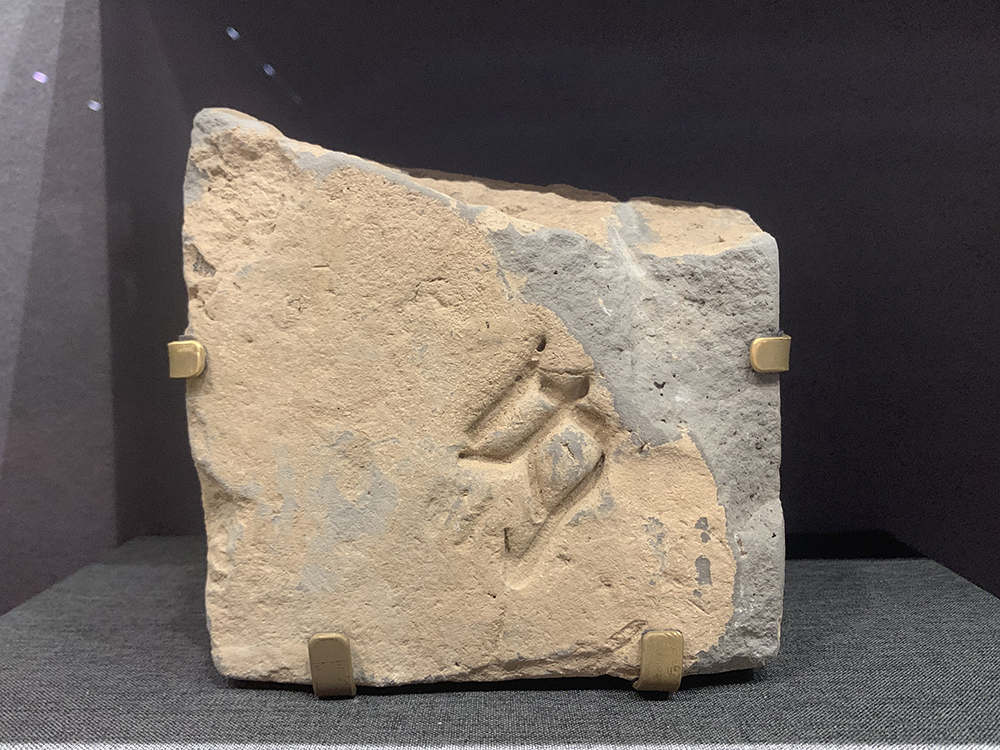 “内”字戳记残砖件。人民网记者 韦衍行摄