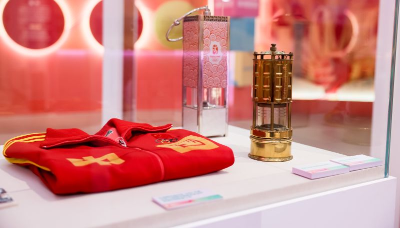 许海峰参赛服装、北京奥运会火种灯等体育展品。 国家体育总局体育文化发展中心供图