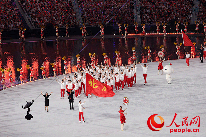 代表团陆续入场。