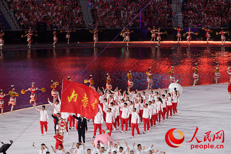 代表团陆续入场。