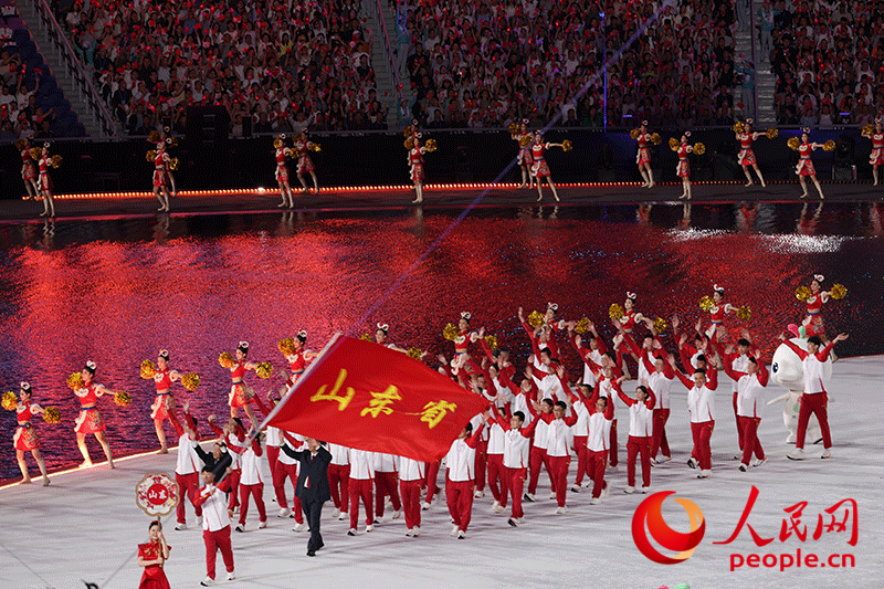 代表团陆续入场。