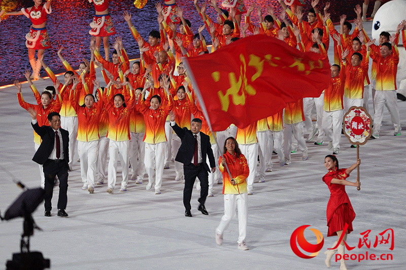 代表团陆续入场。