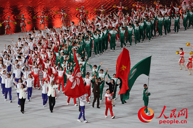 广东省、香港特别行政区、澳门特别行政区，三地代表团同时入场。