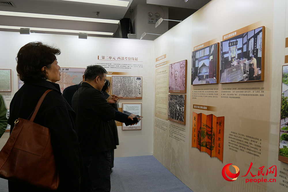 观众正在参观展览。人民网记者 韦衍行摄