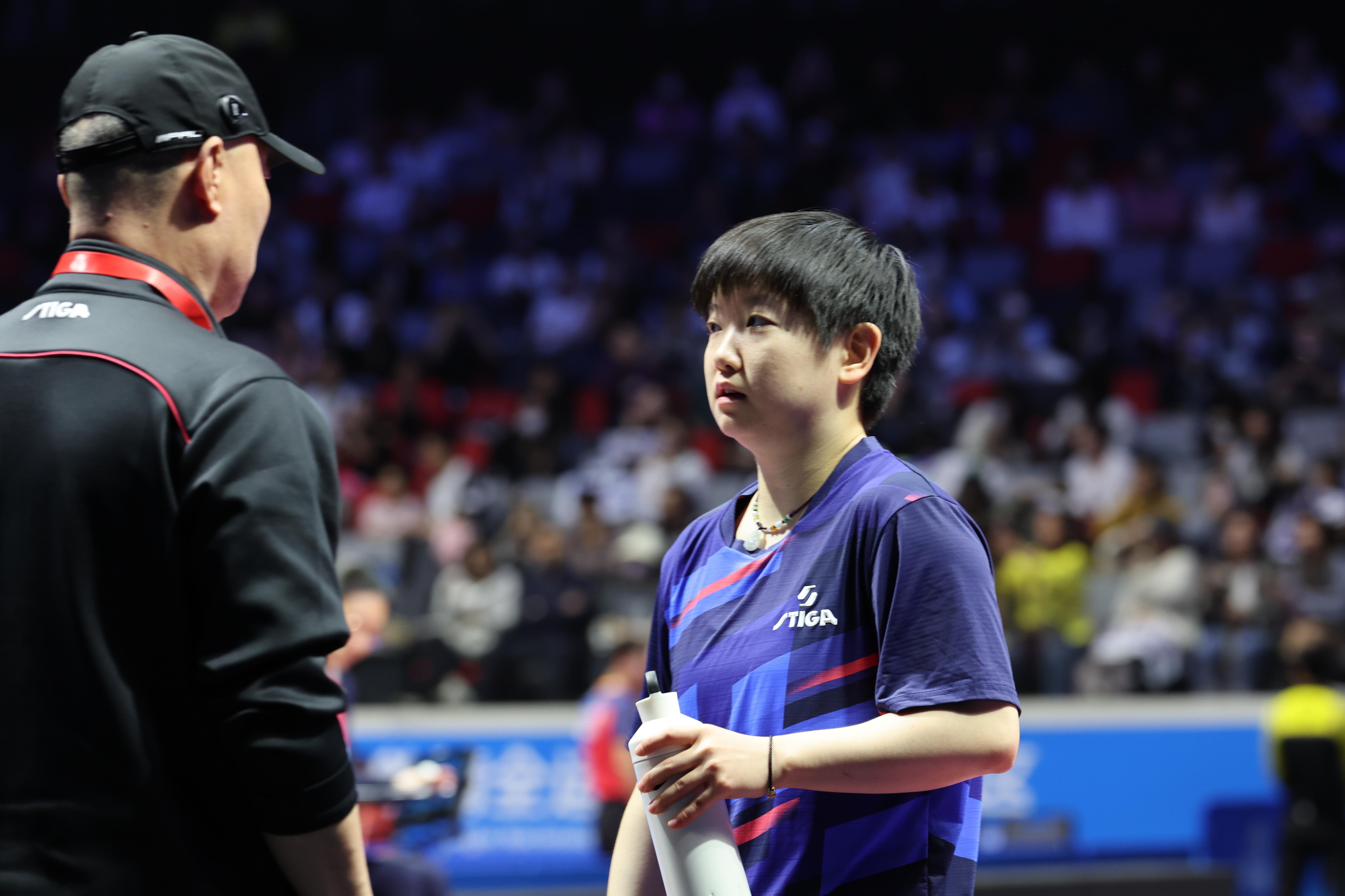 孙颖莎与教练交流。人民网记者 胡雪蓉摄