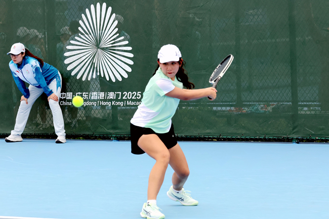 澳门队选手胡康堤在女单首轮比赛中。人民网记者 胡雪蓉摄