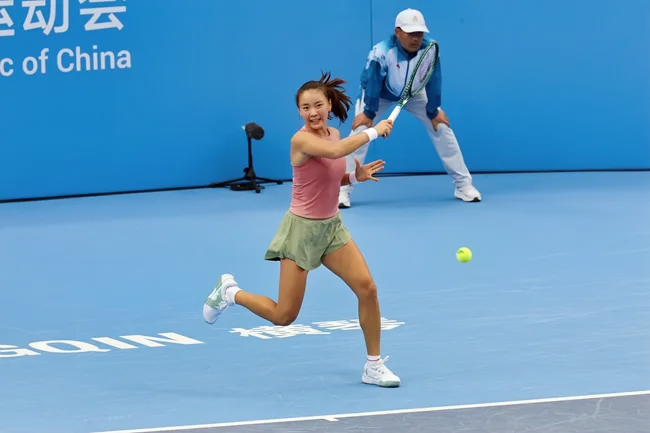 广东队选手袁悦正手回球。人民网记者 胡雪蓉摄