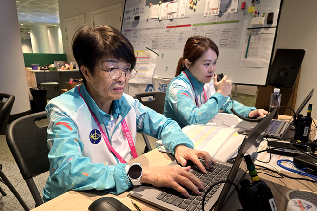何瑞眉(左)在工作中。人民网记者 胡雪蓉摄