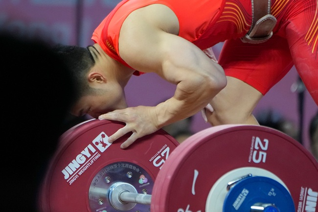 11月17日，石智勇在挺举比赛中第三次试举失败后亲吻杠铃。（十五运会官方图片）