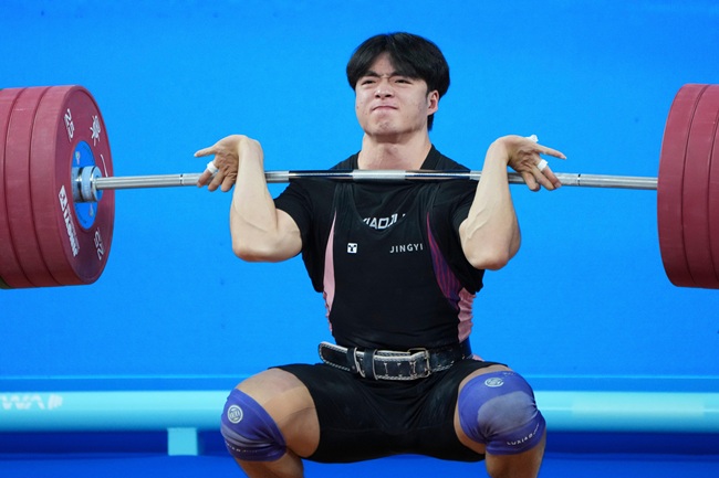 11月18日，贵州队雷江清在挺举比赛中。（十五运会官方图片）