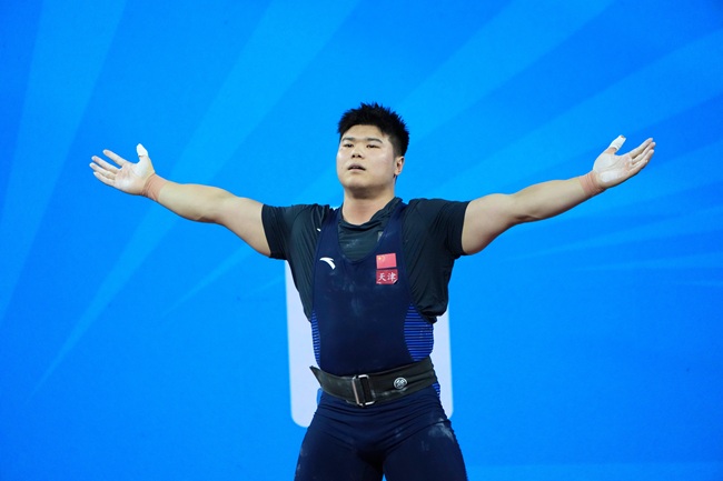 11月19日，天津队刘焕华在挺举成功后庆祝。（十五运会官方图片）