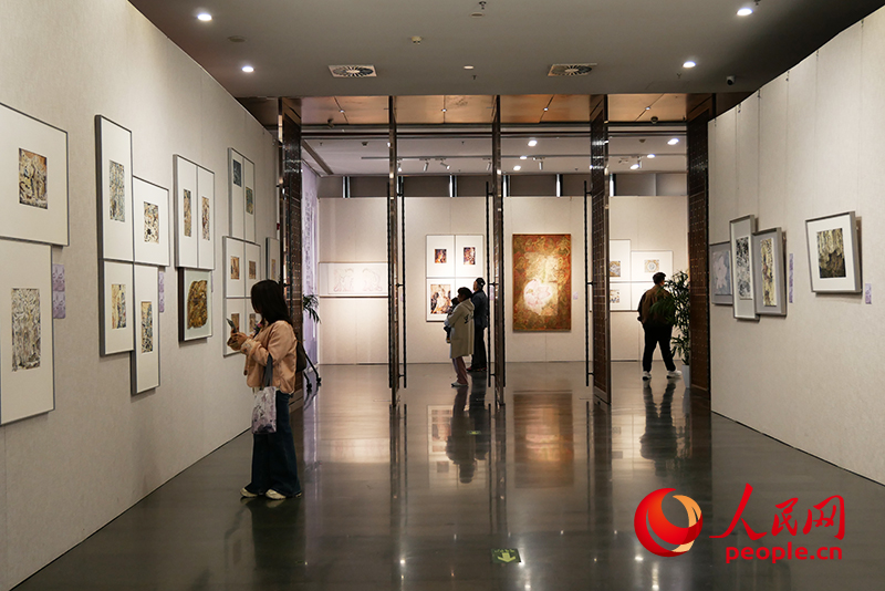 观众正在参观展览。人民网记者 韦衍行摄