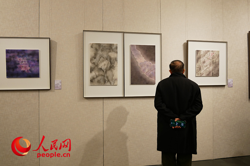 观众正在参观展览。人民网记者 韦衍行摄