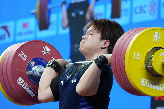 11月20日，陕西队王贵洲在挺举比赛中。（十五运会官方图片）