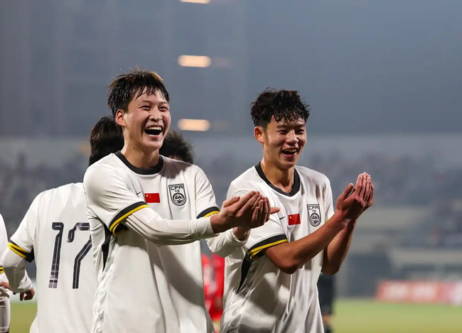 中国队球员张伯霖(前左)在比赛中进球后与队友庆祝。新华社记者 黄伟摄