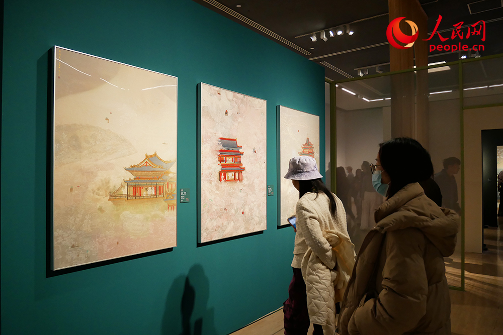 观众正在参观展览。人民网记者 韦衍行摄