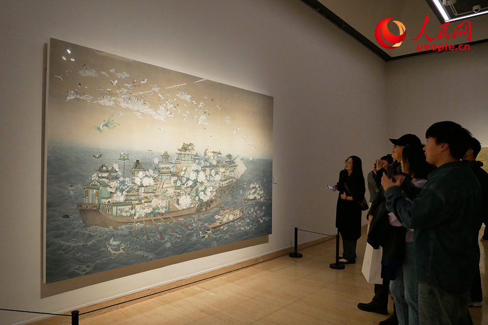 观众正在参观展览。人民网记者 韦衍行摄