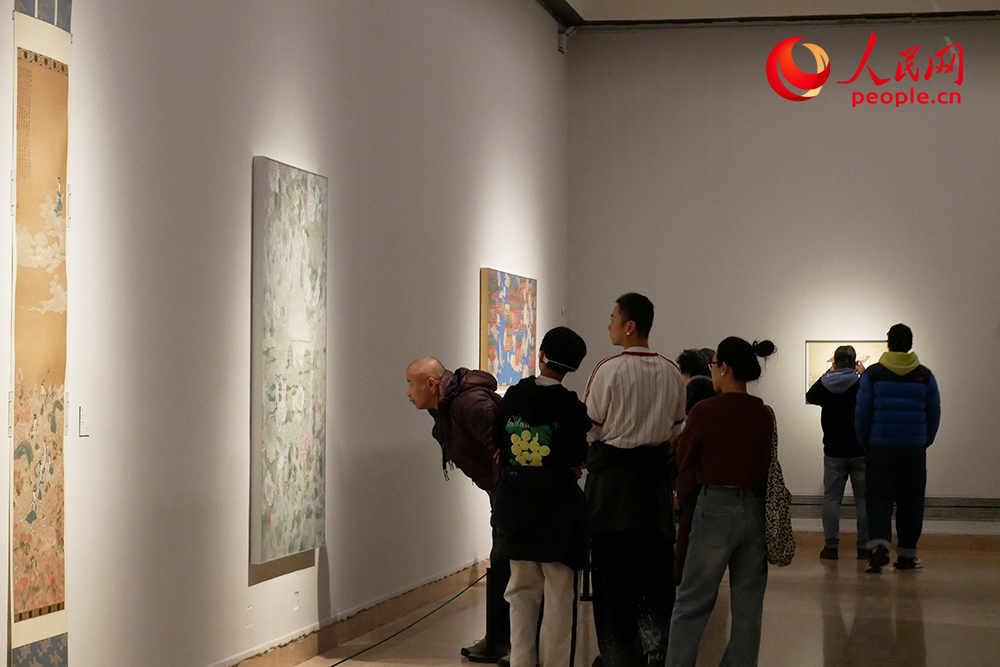 观众正在参观展览。人民网记者 韦衍行摄