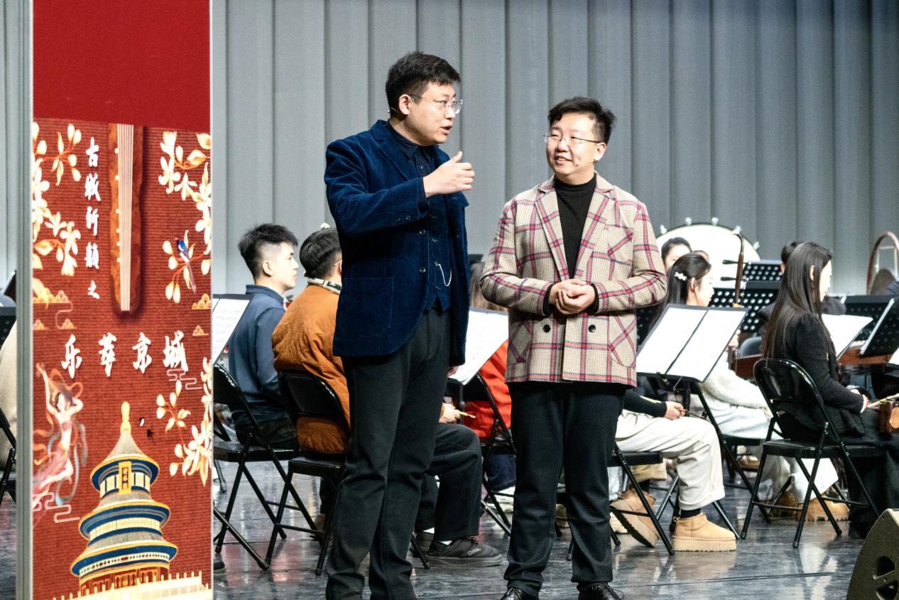 见面会现场,乐团现场表演民乐会精彩片段。主办方供图