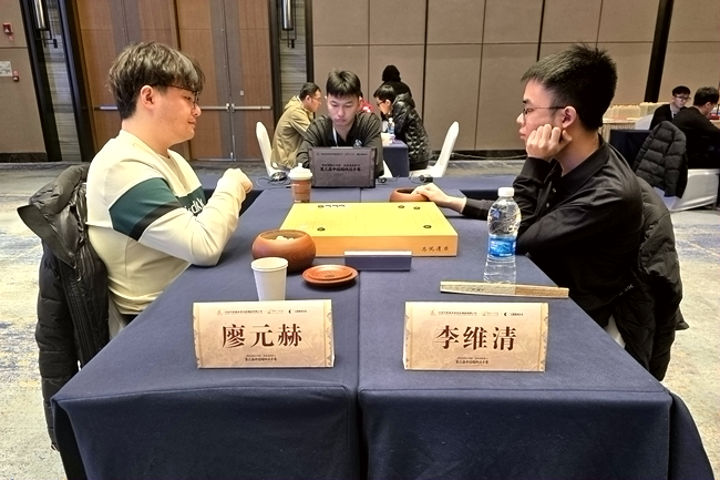 廖元赫(左)对阵李维清。人民网记者 胡雪蓉摄