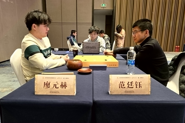 范廷钰(右)与廖元赫在比赛中。人民网记者 胡雪蓉摄