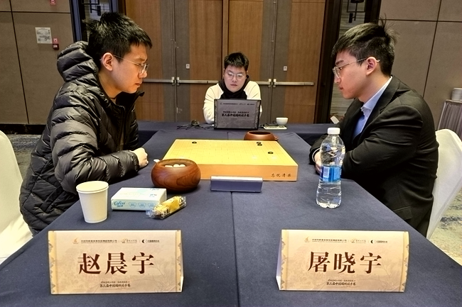 屠晓宇(右)对阵赵晨宇。人民网记者 胡雪蓉摄