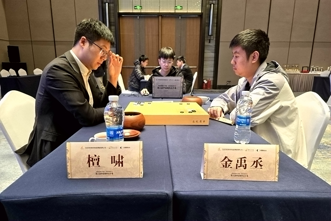 金禹丞(右)与檀啸在比赛中。人民网记者 胡雪蓉摄