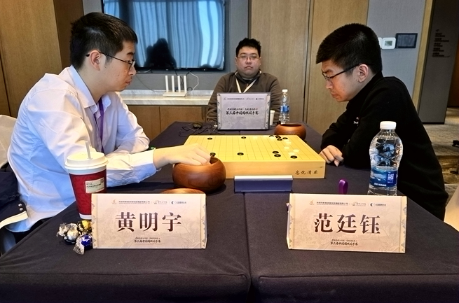 范廷钰(右)对阵黄明宇。人民网记者 胡雪蓉摄