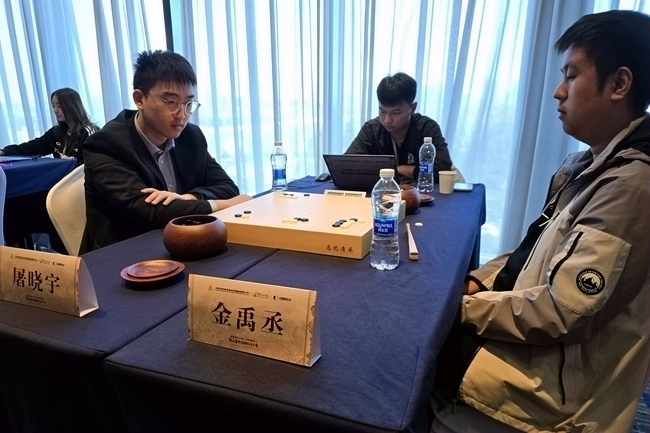 屠晓宇(左)与金禹丞在比赛中。人民网记者 胡雪蓉摄