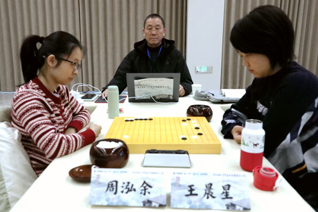 周泓余VS王晨星 人民网记者 胡雪蓉摄