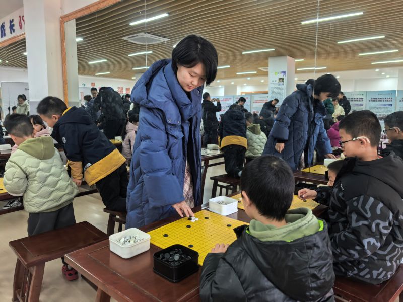 王晨星六段在下指导棋。