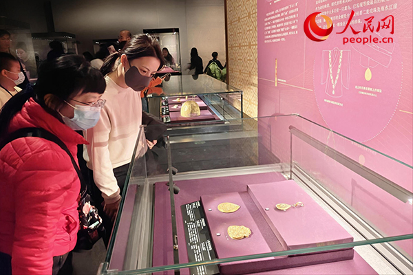 观众在首都博物馆参观展览。人民网记者 韦衍行摄