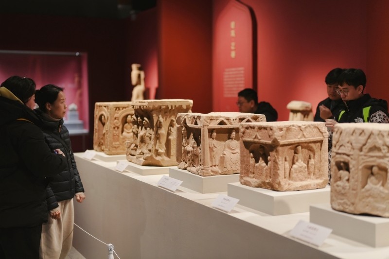 观众在山西博物院参观展览。山西博物院供图