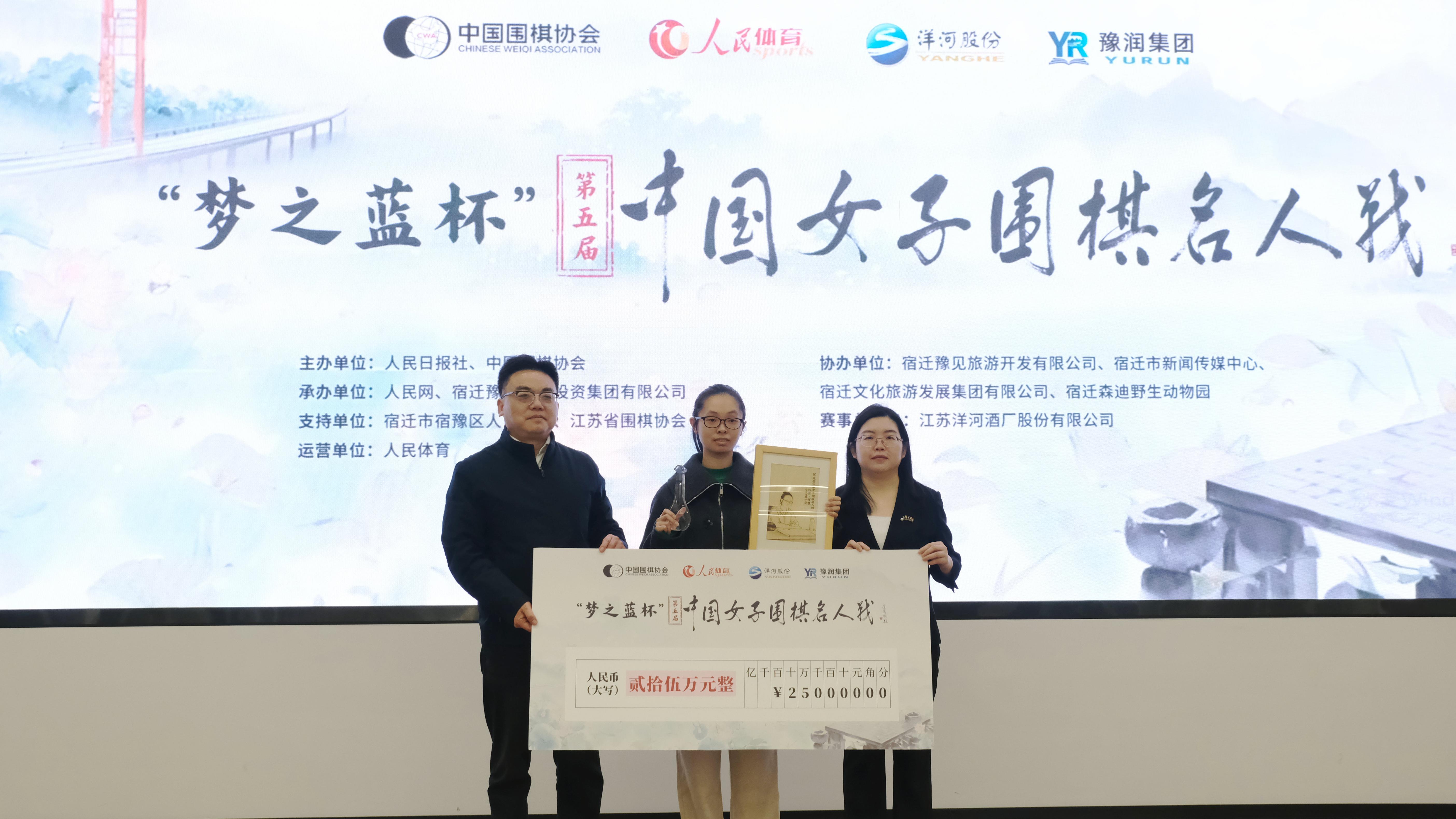 周泓余（中）在颁奖仪式。主办方供图