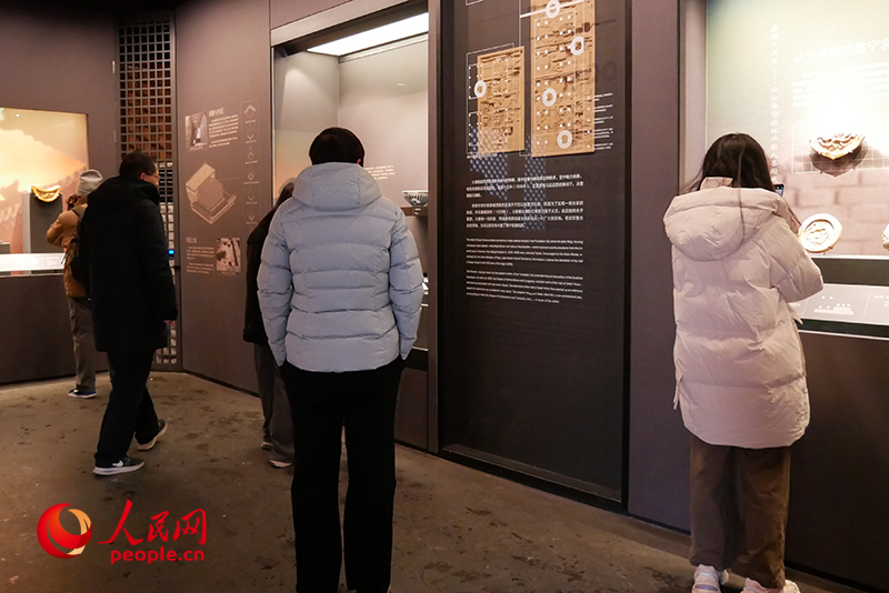 观众正在故宫宁寿宫里参观展览。人民网记者 韦衍行摄