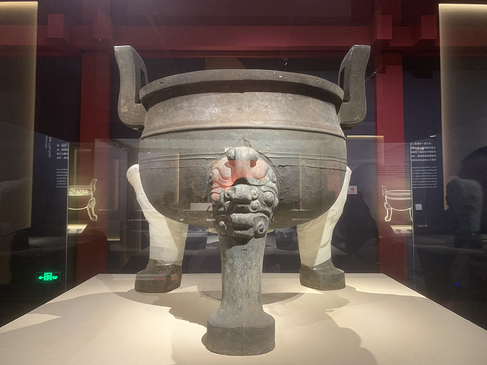 青铜镬鼎。人民网记者 韦衍行摄