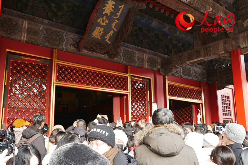 游客在养心殿参观。人民网记者 韦衍行摄