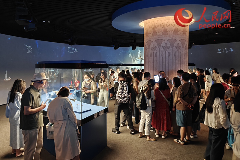 2025年7月，观众在上海博物馆参观古埃及文明大展。人民网记者 韦衍行摄