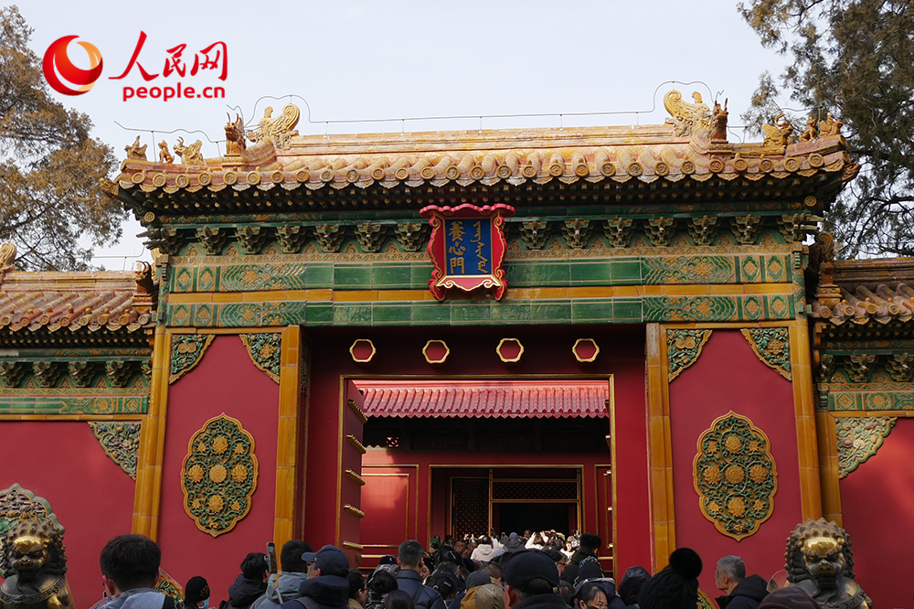 养心殿重新开放首日游人如织。人民网记者 韦衍行摄
