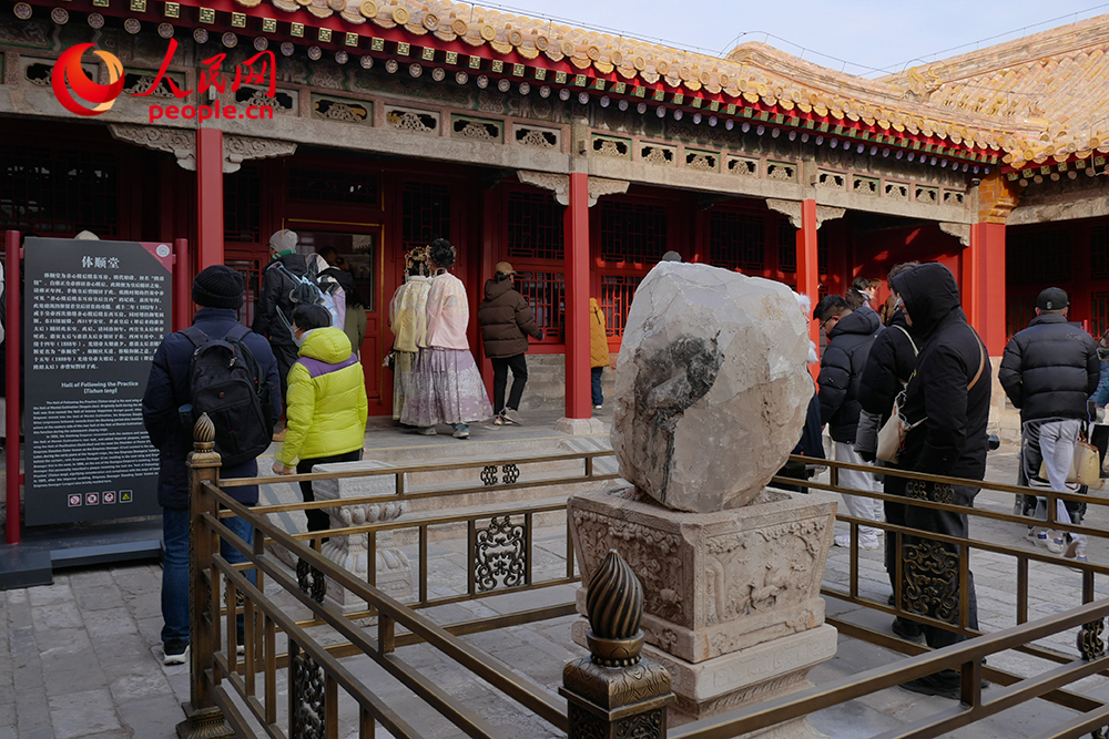 游客在养心殿内参观。人民网记者 韦衍行摄