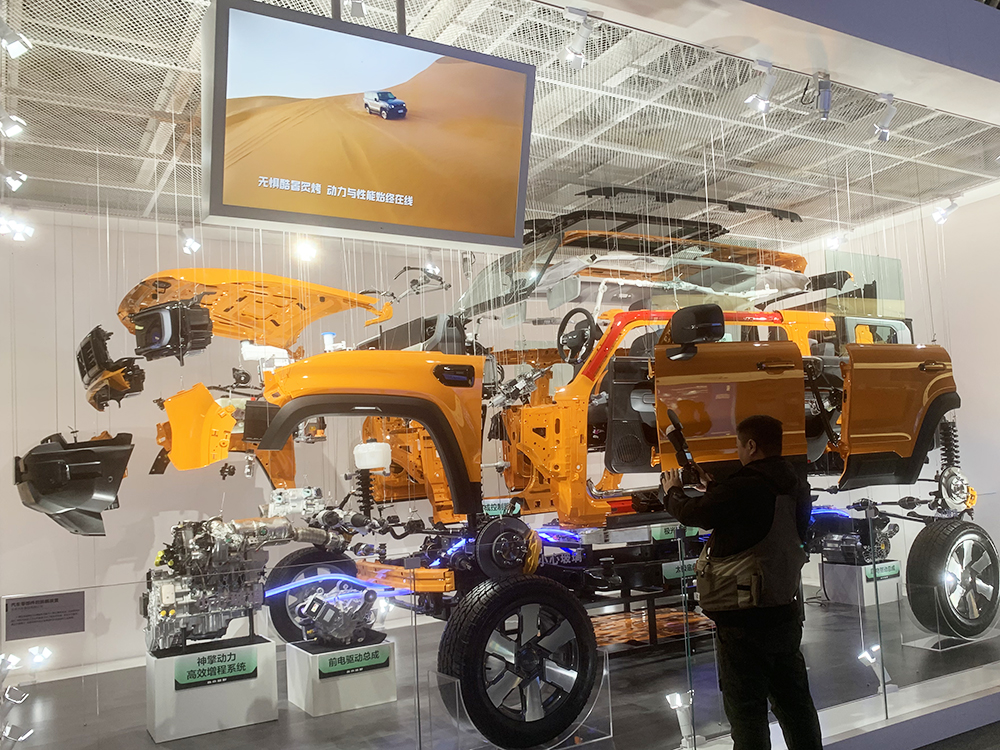 观众正在参观展览。人民网记者 韦衍行摄