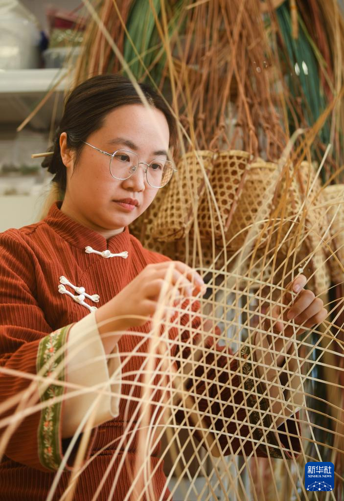 “篾匠姑娘”：把“非遗”变“国潮”