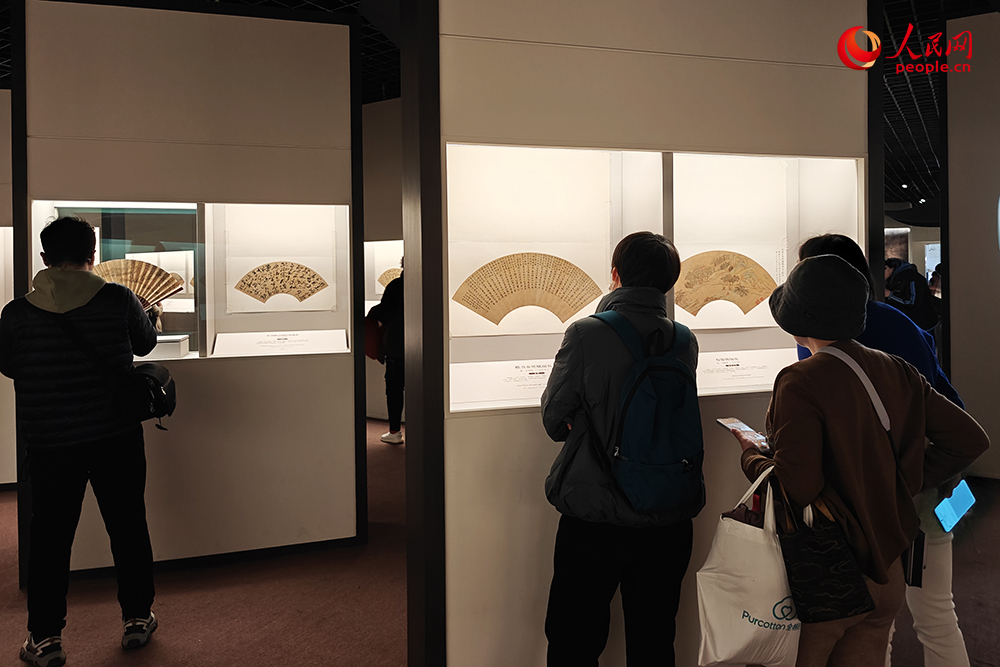 观众正在参观展览。人民网记者 韦衍行摄