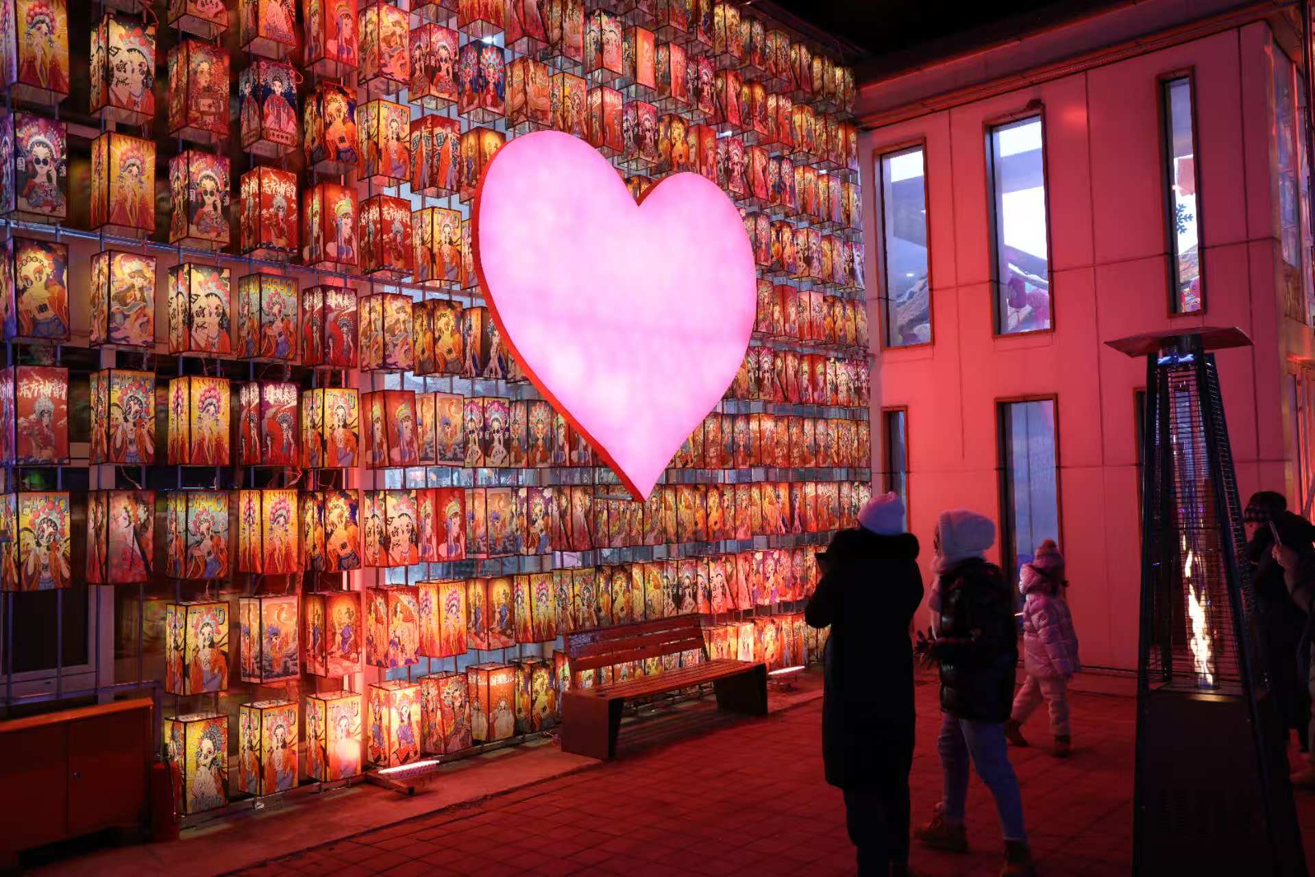 市民和游客在万宝音乐创意部落彩灯游园会打卡。张求是摄。