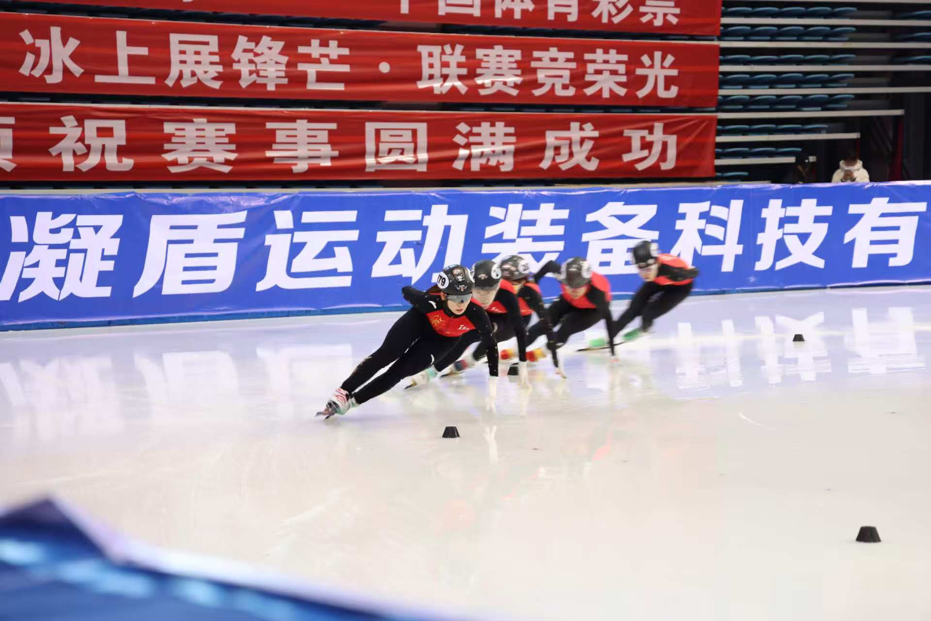 黑龙江省短道速滑联赛，运动员冰场竞技逐梦。张求是摄。