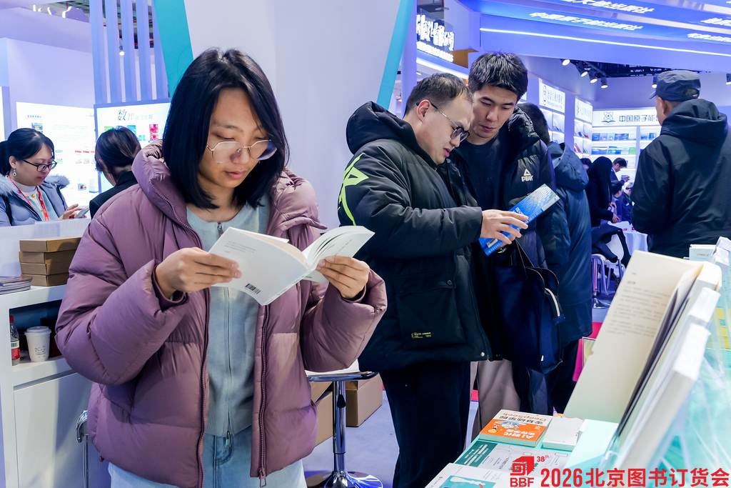 观众正在挑选图书。主办方供图