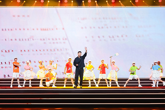 奥运冠军谌龙现场献唱。主办方供图